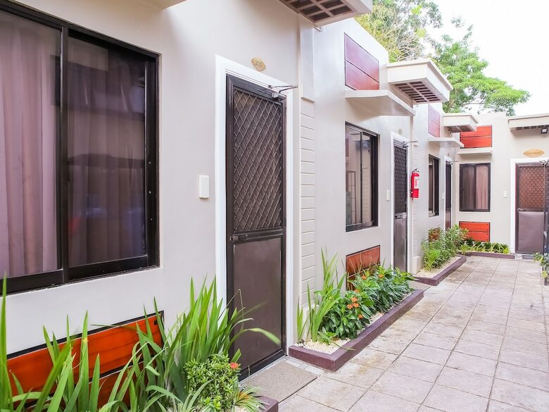 Hotel Oyo 484 Gonzala Suites