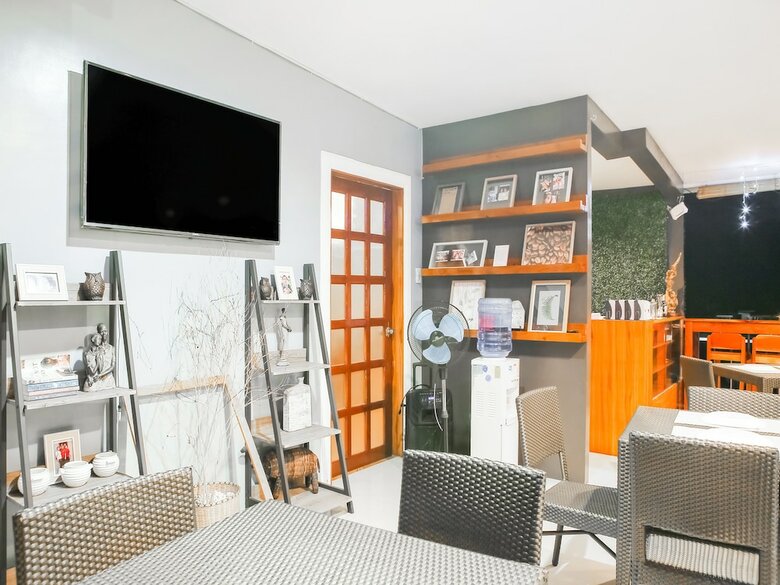Hotel Oyo 484 Gonzala Suites