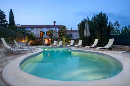 Villa Holiday Home Ladonja