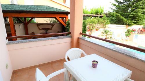 El Vista Apartments