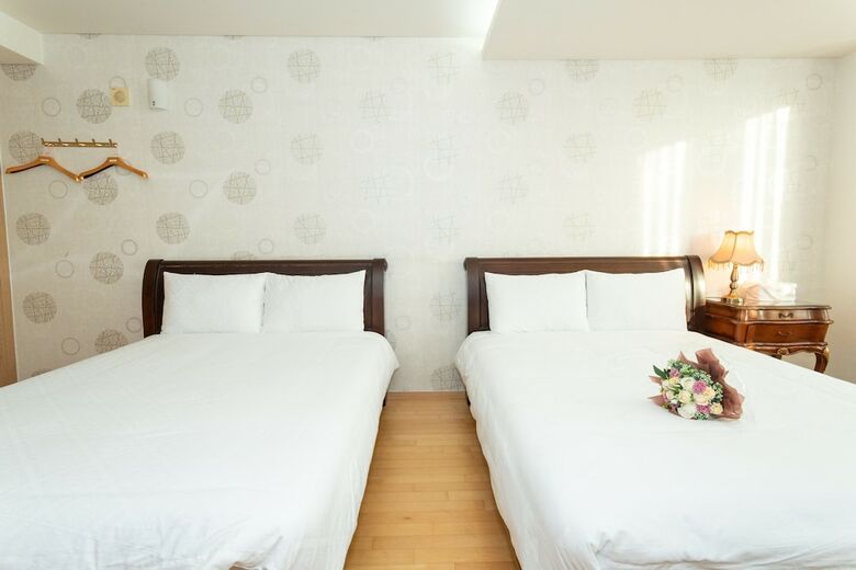 Airport Capsule Hotel Fly Me To The Moon
