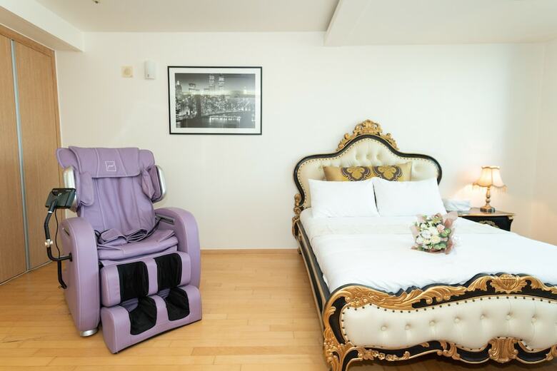 Airport Capsule Hotel Fly Me To The Moon