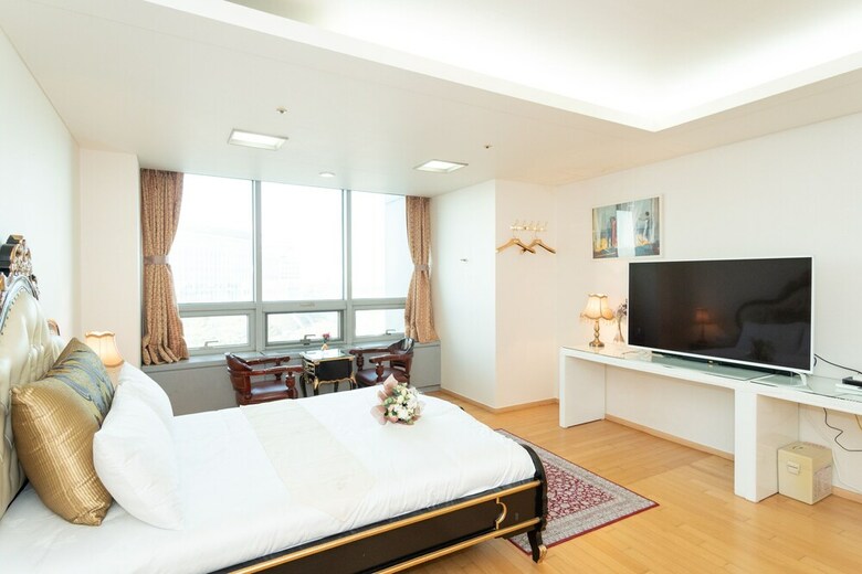 Airport Capsule Hotel Fly Me To The Moon
