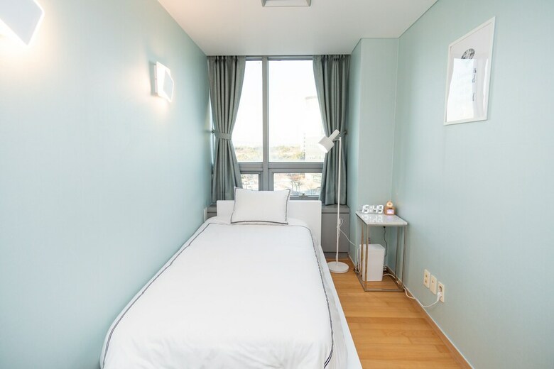 Airport Capsule Hotel Fly Me To The Moon