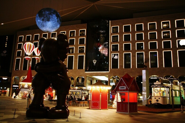 Airport Capsule Hotel Fly Me To The Moon