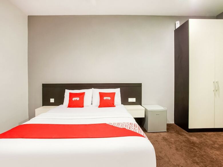 Oyo 89652 P Line Hotel