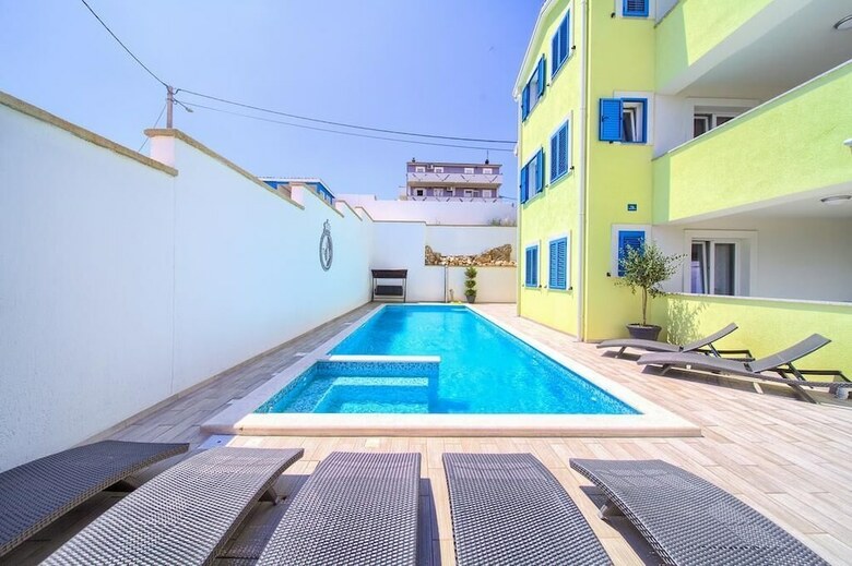 Apartments Mali Nono