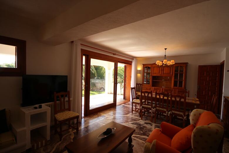 Only 100m To The Beach! Spacious Villa With Private Pool - 12 People
