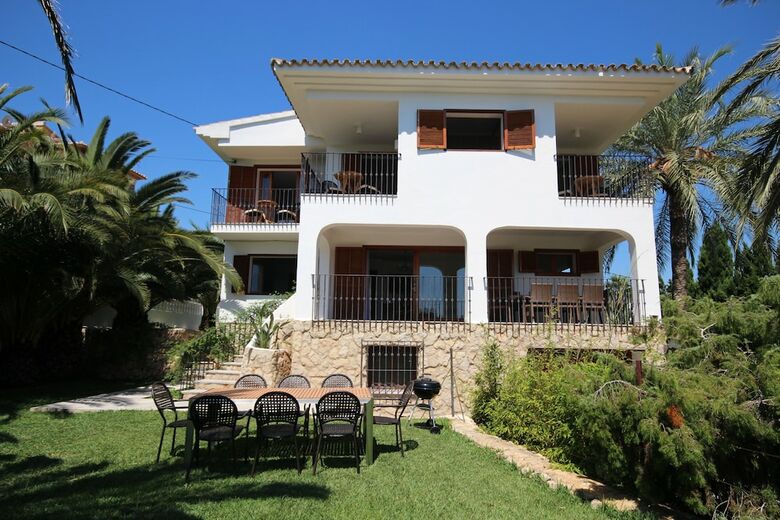 Only 100m To The Beach! Spacious Villa With Private Pool - 12 People