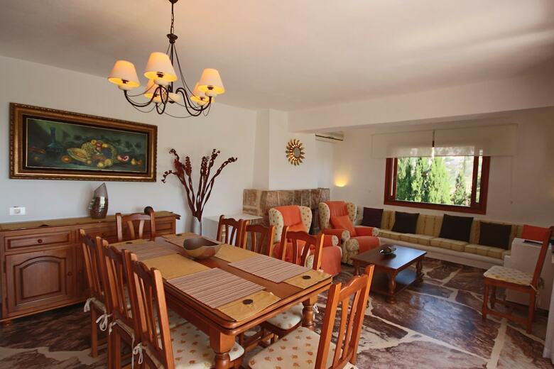 Only 100m To The Beach! Spacious Villa With Private Pool - 12 People