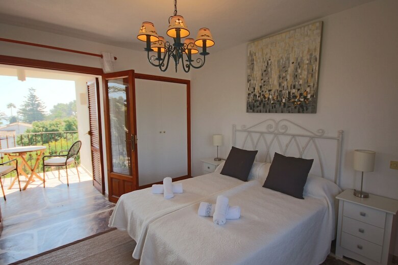 Only 100m To The Beach! Spacious Villa With Private Pool - 12 People