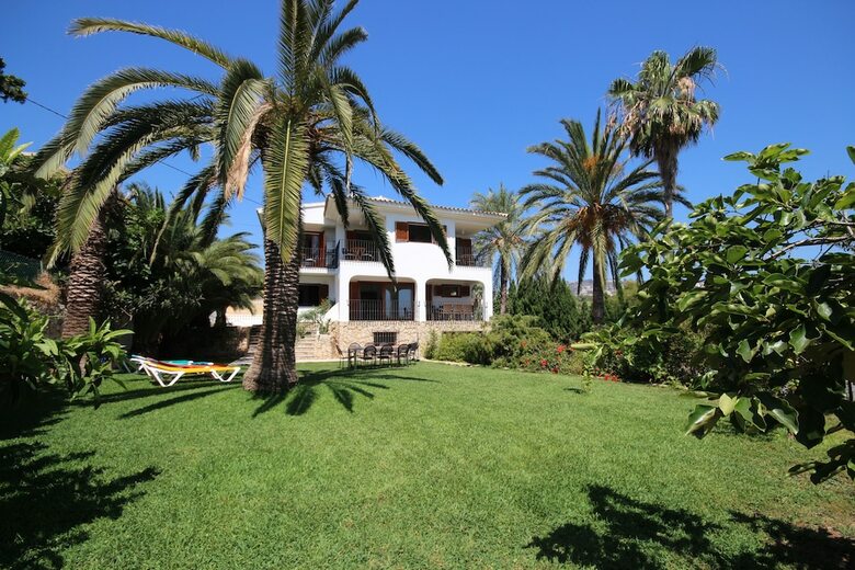 Only 100m To The Beach! Spacious Villa With Private Pool - 12 People