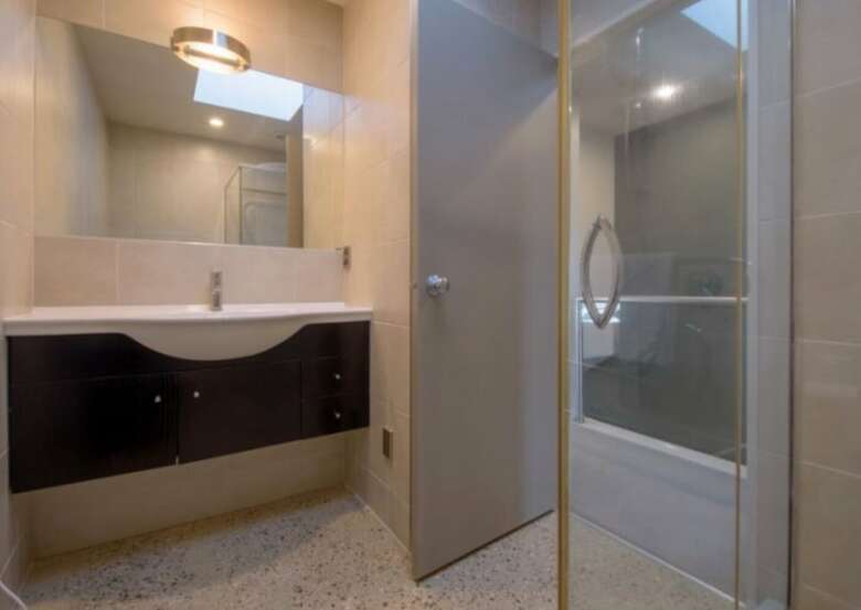Lake View Modern Apartment