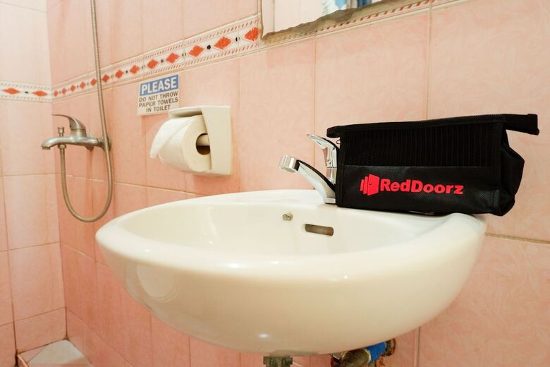 Hotel Reddoorz Near Maribago Barangay Hall