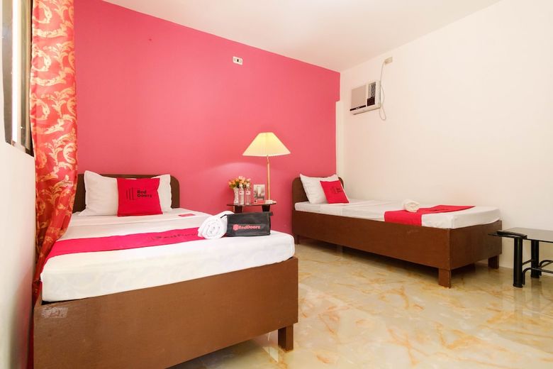 Hotel Reddoorz @ Governors Drive Coron