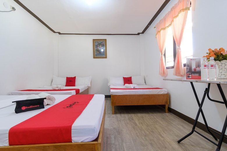 Hotel Reddoorz @ Governors Drive Coron