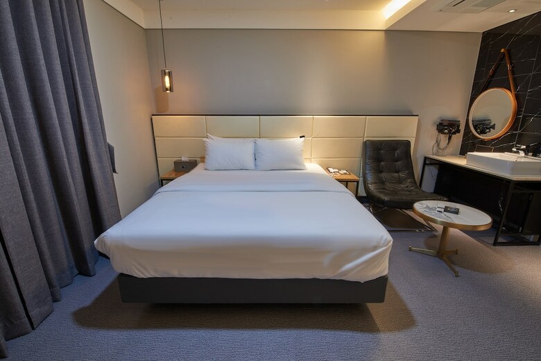 West In Hotel
