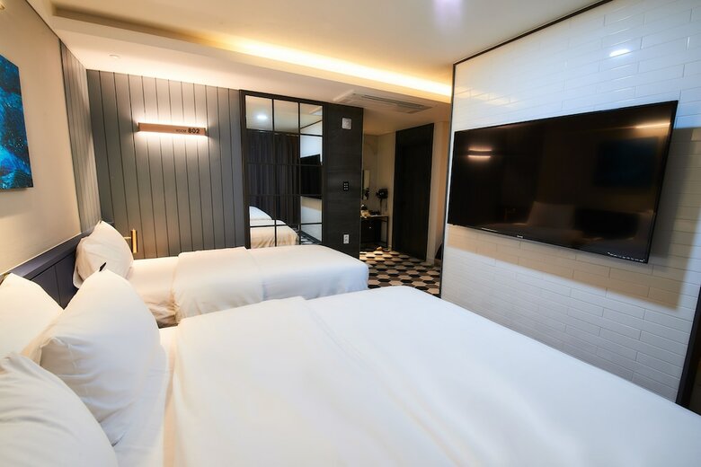 West In Hotel
