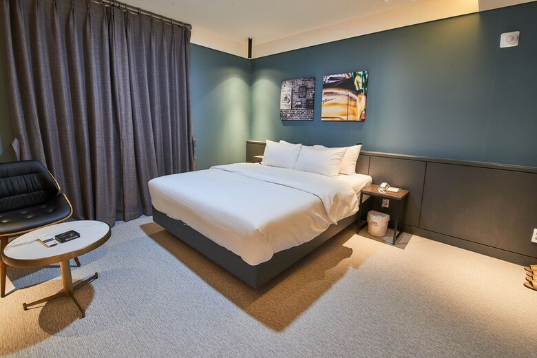 West In Hotel