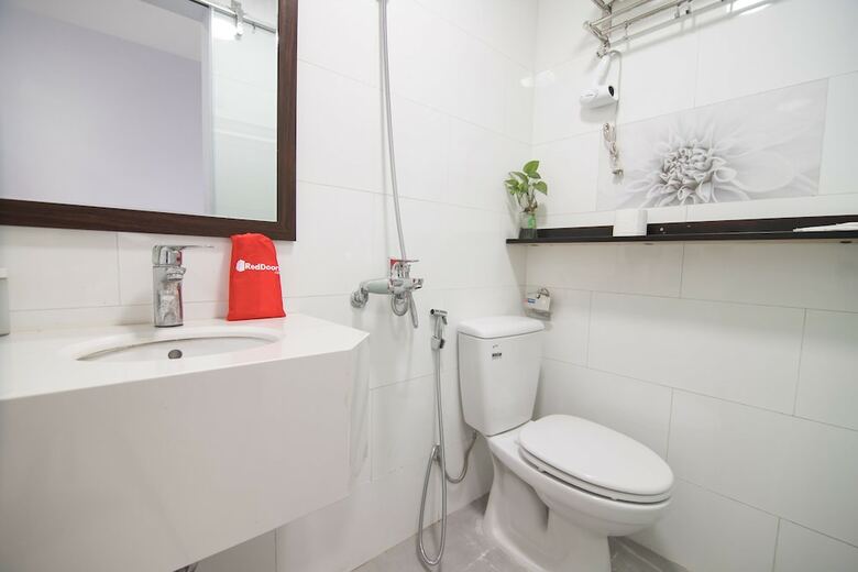 Hotel Reddoorz Near Truc Bach Lake