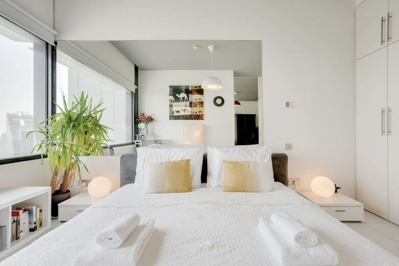 Amazing Skyline Views Apartment In Index Tower
