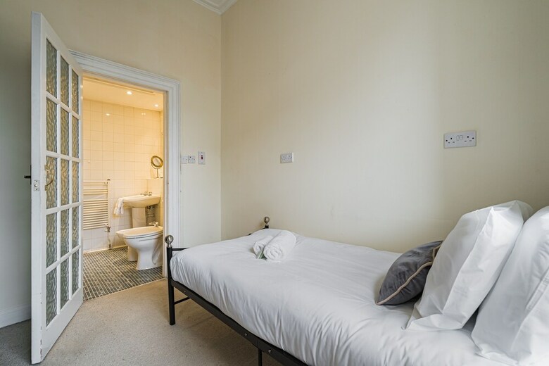 Spacious 3br New Town Apartment