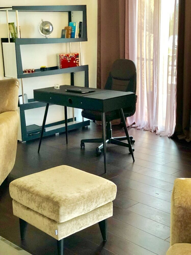 Luxury Lake View Apartment