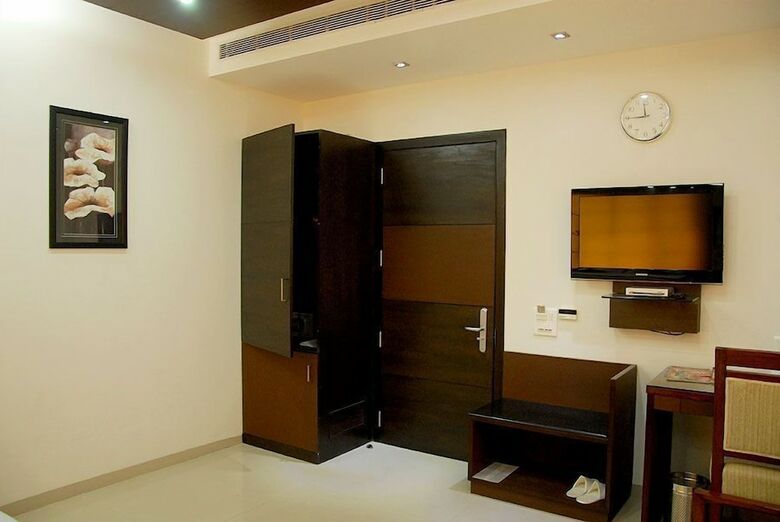Iris Park Hotel