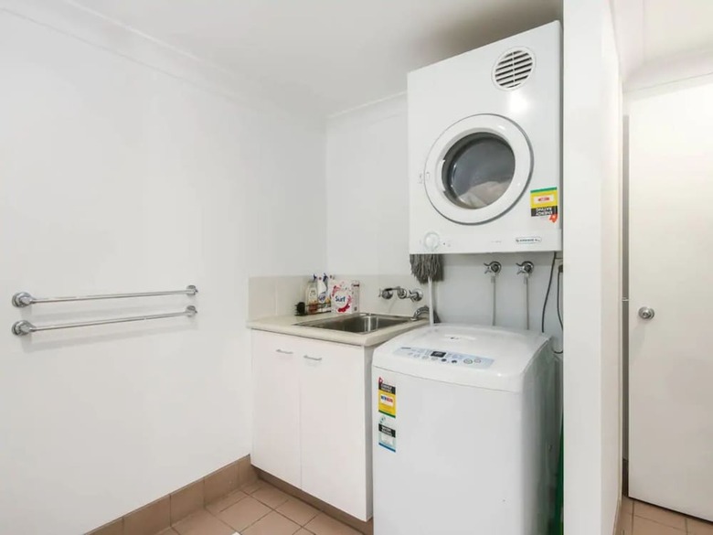 Modern 2 Bedroom River View Apartment In Docklands