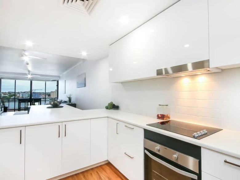 Modern 2 Bedroom River View Apartment In Docklands