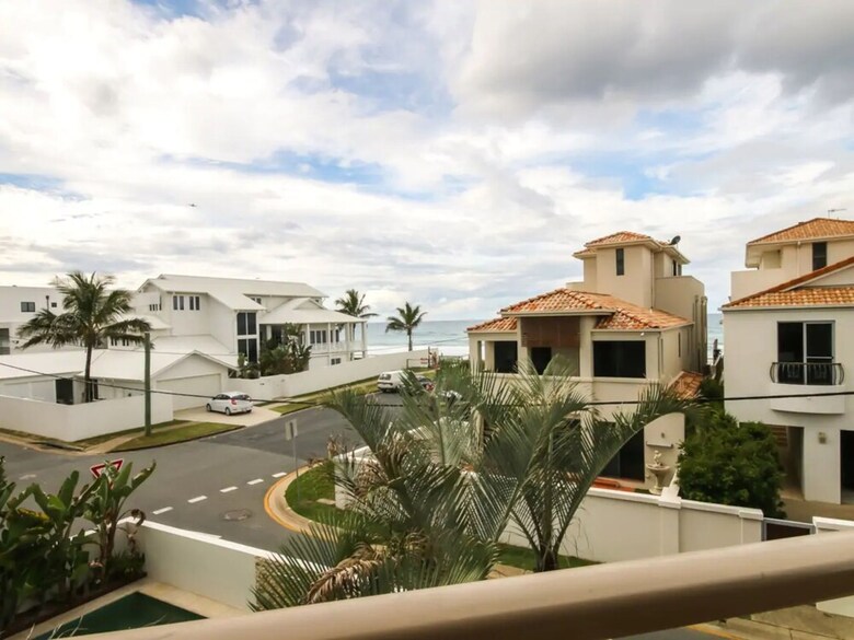 Apartamentos 4 Bedroom Boho Beach Pad By Beach