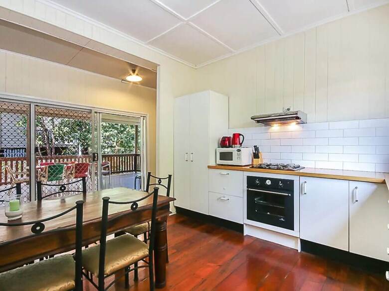 Charming Characterful Rustic-style Home Near The Gabba