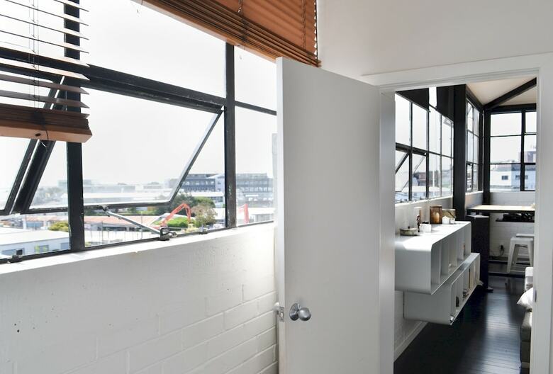 Stylish 2 Bedroom Loft Apartment With Parking