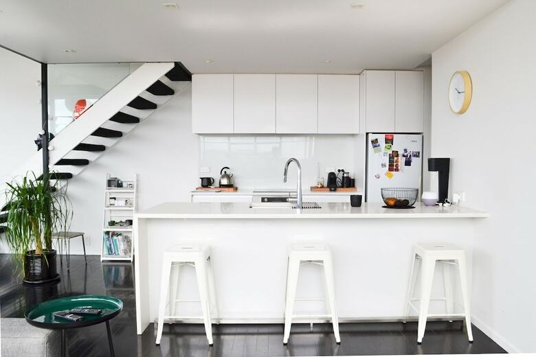Stylish 2 Bedroom Loft Apartment With Parking