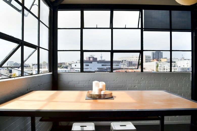 Stylish 2 Bedroom Loft Apartment With Parking