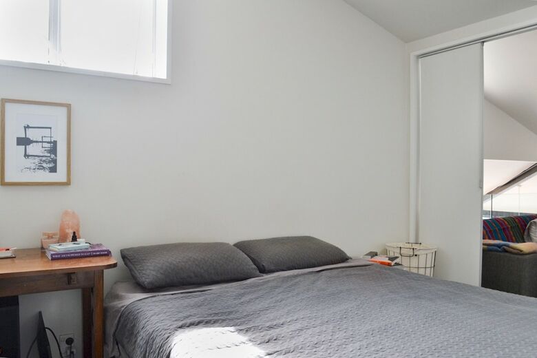 Stylish 2 Bedroom Loft Apartment With Parking