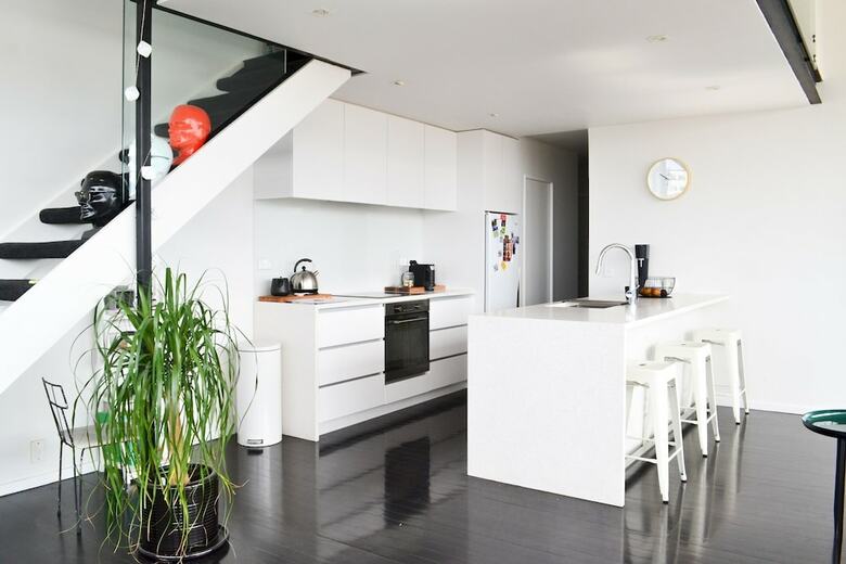 Stylish 2 Bedroom Loft Apartment With Parking