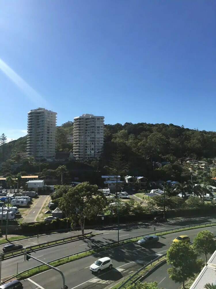 Modern 2 Bedroom Ocean View Apartment In Burleigh Heads
