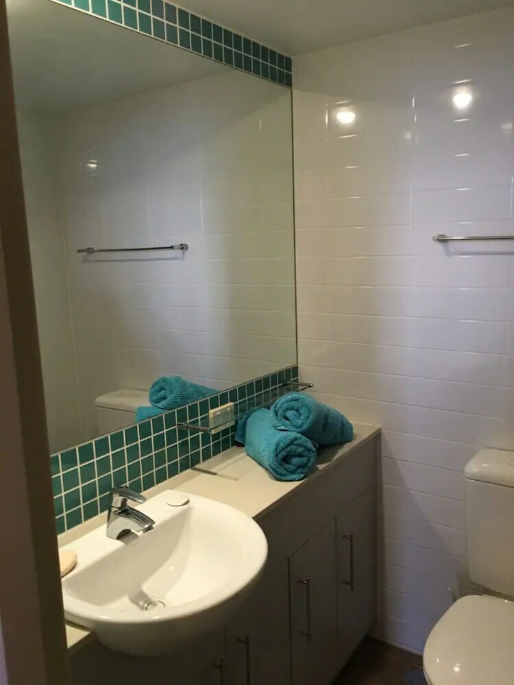 Modern 2 Bedroom Ocean View Apartment In Burleigh Heads