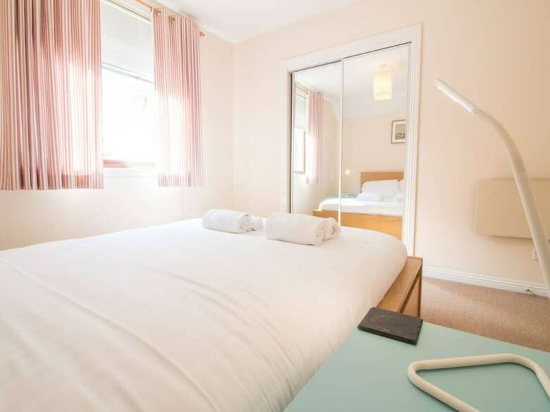 Spacious Canal Side Apartment With Free Parking