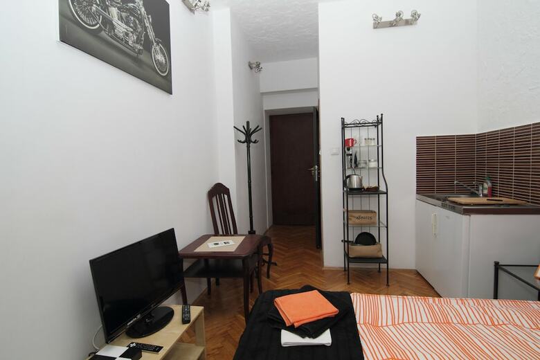 Hostal Flower Rooms & Apartments