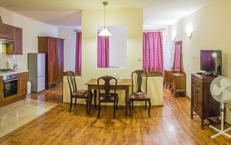 Hostal Flower Rooms & Apartments