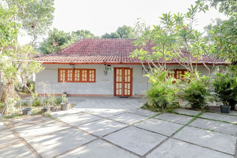 Hotel Omah Nggunung Cafe & Homestay