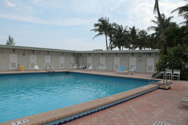 Hotel Waterfront Condo, Heated Pool, Direct Beach Access