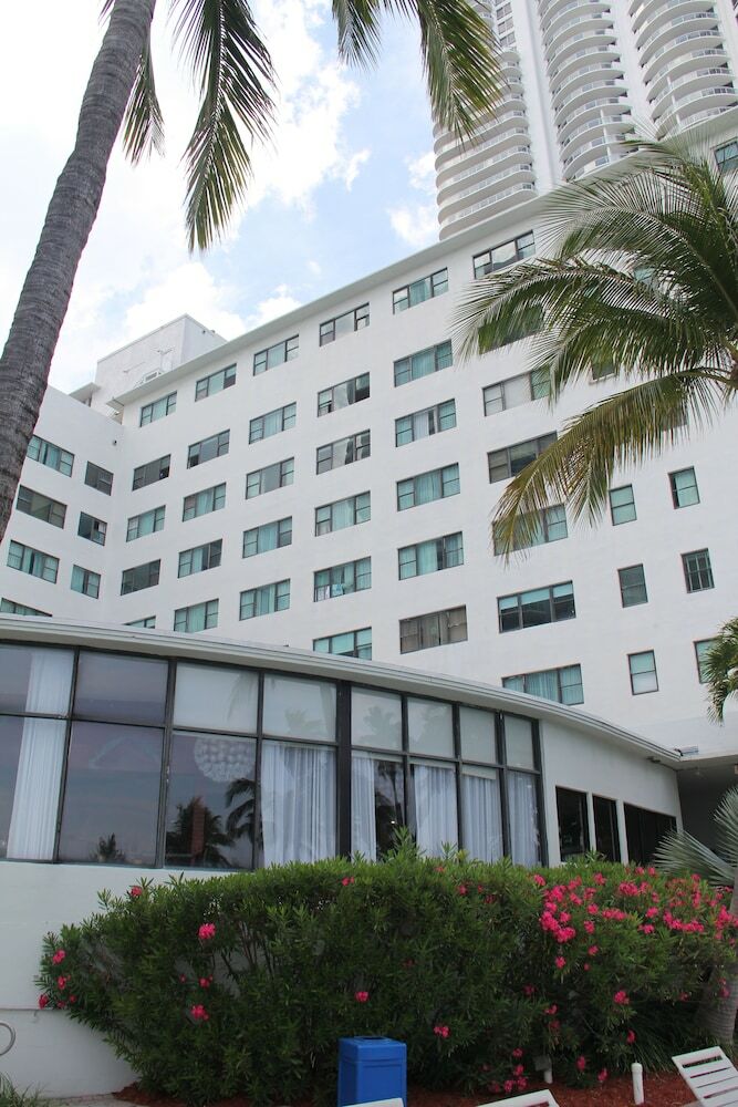 Hotel Waterfront Condo, Heated Pool, Direct Beach Access
