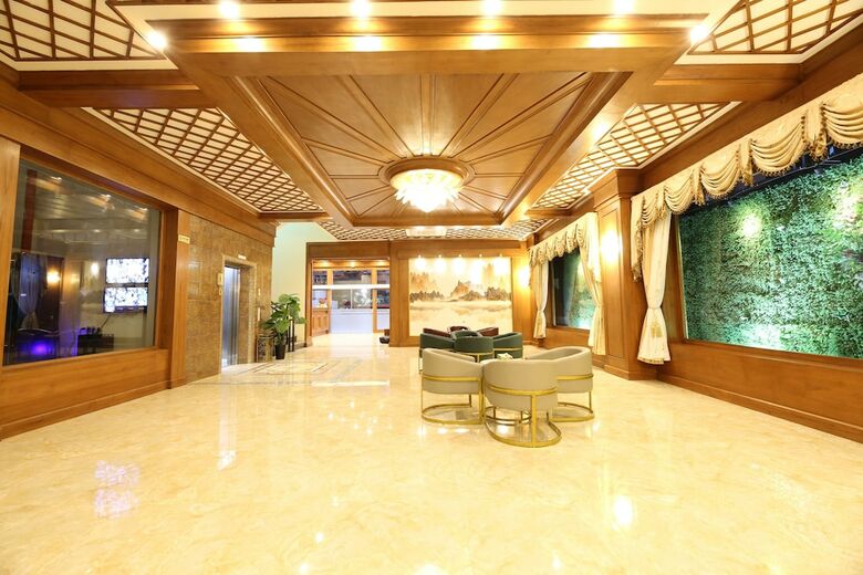 Royal Peacock Hotel
