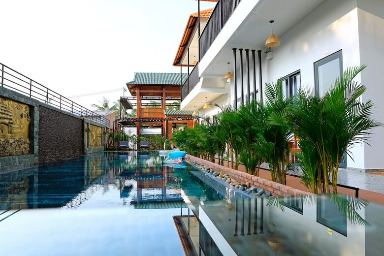 Hotel Aurora House