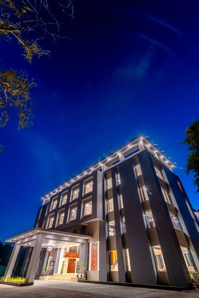 Hotel Savitri Resorts