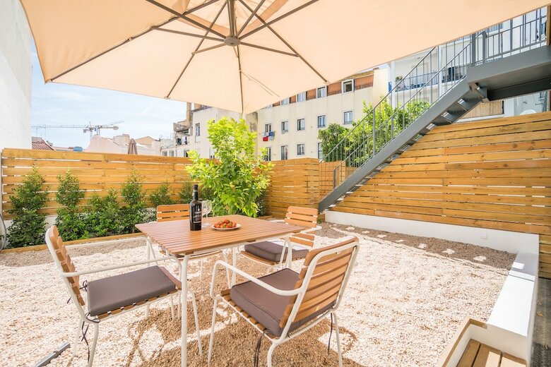 Wood Wall & Garden Apartment