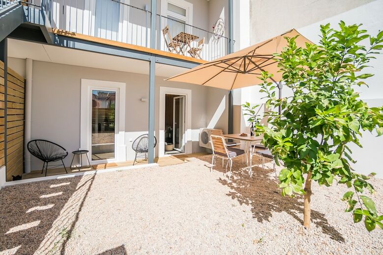 Wood Wall & Garden Apartment